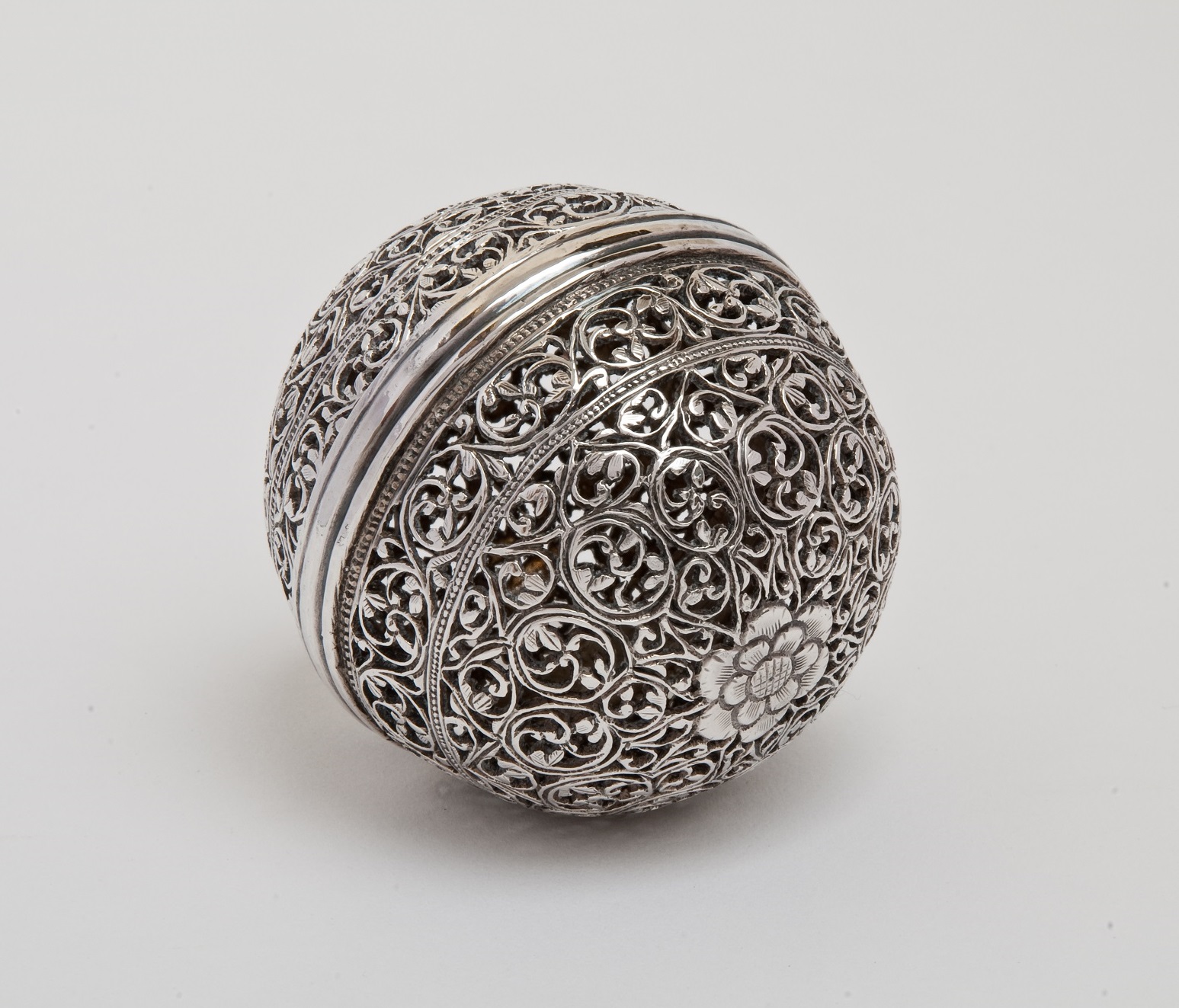 Silver bezoar stone box, on side, late 17th century